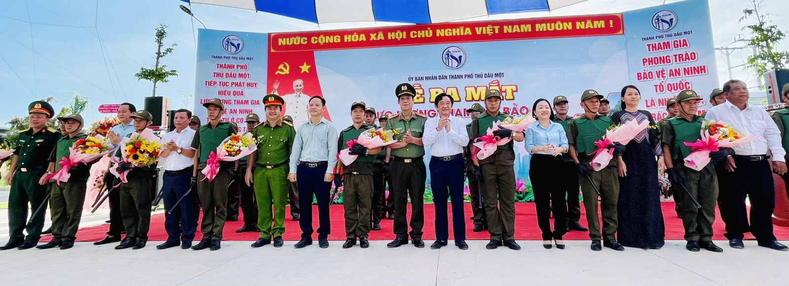 Lãnh đạo tỉnh, TP. Thủ Dầu Một tặng hoa chúc mừng lực lượng tham gia bảo vệ ANTT ở cơ sở.